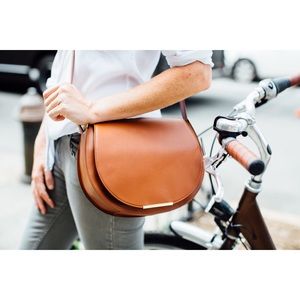Original Cuyana Miele Saddle Crossbody Bag